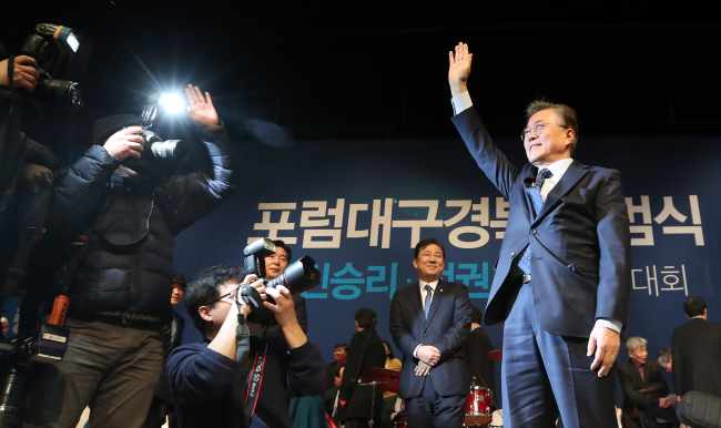 <YONHAP PHOTO-2792> 인사하는 문재인 (대구=연합뉴스) 김준범 기자 = 더불어민주당 문재인 전 대표가 11일 오후 대구 엑스코에서 열린 포럼 대구·경북 출범식에 참석해 인사하고 있다. 2017.2.11 psykims@yna.co.kr/2017-02-11 15:08:53/ <저작권자 ⓒ 1980-2017 ㈜연합뉴스. 무단 전재 재배포 금지.>
<YONHAP PHOTO-2792> 인사하는 문재인 (대구=연합뉴스) 김준범 기자 = 더불어민주당 문재인 전 대표가 11일 오후 대구 엑스코에서 열린 포럼 대구·경북 출범식에 참석해 인사하고 있다. 2017.2.11 psykims@yna.co.kr/2017-02-11 15:08:53/ <저작권자 ⓒ 1980-2017 ㈜연합뉴스. 무단 전재 재배포 금지.>