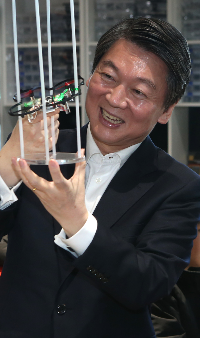 <YONHAP PHOTO-1458> 밝은 표정의 안철수 (서울=연합뉴스) 김현태 기자 = 국민의당 안철수 전 대표가 12일 오전 서울 영등포구청별관 융합인재교육센터에서 열린 '드론메이킹 교실'에 참석해 밝은 표정으로 드론 프로그램을 만들고 있다. 이 센터는 중학생들을 대상으로 하는 참여형 과학교육 시설로, 학생들에게 과학적 사고력을 향상시키고 진로 탐색에 도움이 될 수 있도록 운영 중이다. 2017.2.12 mtkht@yna.co.kr/2017-02-12 14:41:23/ <저작권자 ⓒ 1980-2017 ㈜연합뉴스. 무단 전재 재배포 금지.>
<YONHAP PHOTO-1458> 밝은 표정의 안철수 (서울=연합뉴스) 김현태 기자 = 국민의당 안철수 전 대표가 12일 오전 서울 영등포구청별관 융합인재교육센터에서 열린 '드론메이킹 교실'에 참석해 밝은 표정으로 드론 프로그램을 만들고 있다. 이 센터는 중학생들을 대상으로 하는 참여형 과학교육 시설로, 학생들에게 과학적 사고력을 향상시키고 진로 탐색에 도움이 될 수 있도록 운영 중이다. 2017.2.12 mtkht@yna.co.kr/2017-02-12 14:41:23/ <저작권자 ⓒ 1980-2017 ㈜연합뉴스. 무단 전재 재배포 금지.>