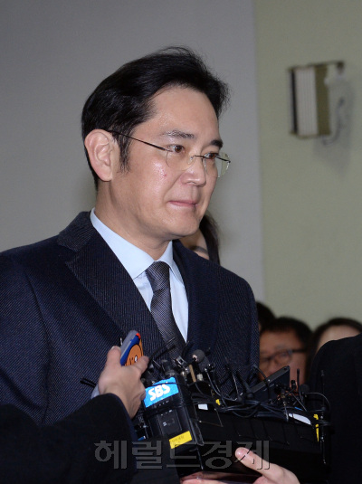 피의자 신분으로 특별검사팀에 두번째 소환되는 이재용 삼성전자 부회장이 13일 오전 서울 대치동 특별검사팀에 출석하면서 굳은 표정으로 취재진의 질문을 받고 있다. [사진=안훈 기자/rosedale@heraldcorp.com]