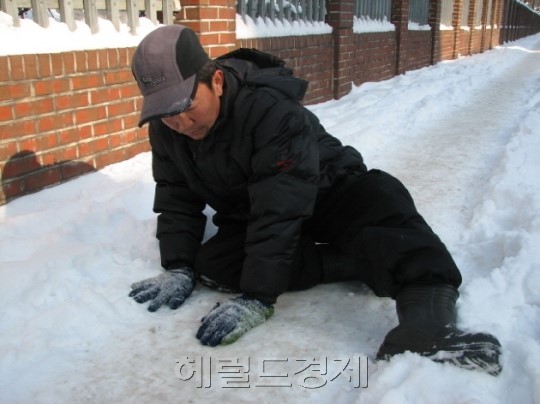 고관절 골절 이후 누워만 있다 보면 심폐ㆍ방광 기능이 저하돼 다양한 합병증이 나타날 수 있으므로 주의해야 한다. 사진은 관련 이미지. [사진=헤럴드경제DB]