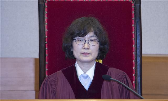박근혜 대통령 탄핵심판 사건에서 박 대통령 출석과 고영태 녹취파일이 막판 변수로 떠오른 가운데 헌법재판소는 14일 열리는 13차 변론에서 두 쟁점에 대한 결론을 낼 것으로 보인다. 사진은 이정미 헌법재판소장 권한대행.