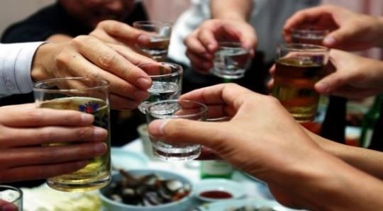 매년 대학교 새내기 폭음문화를 두고 비판이 있지만 쉽사리 개선되지 않고 있다.