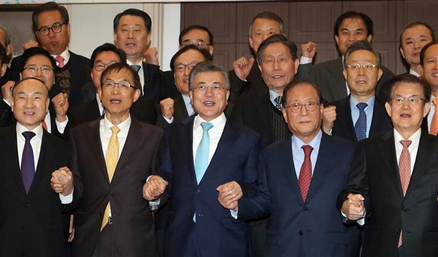 문재인 더불어민주당 전 대표가 14일 서울 프레스센터에서 열린 ‘10년의 힘 위원회’ 출범식에서 정세현 전 통일부 장관(앞줄 오른쪽 두번째) 등 참석자들과 기념사진을 촬영하고 있다.
[연합뉴스]