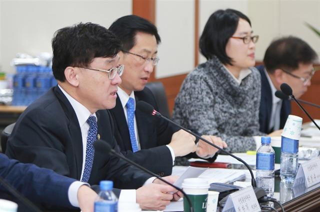 정만기 산업통상자원부 1차관이 14일 오전 서울 영등포구 한전 남서울본부에서 ‘에너지기술 실증연구 제도개선 방안 간담회’를 주재하고 있다.
[사진제공=산업통상자원부]