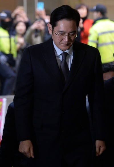 [사진설명=이재용 삼성 부회장이 13일 오전 피의자 신분으로 서울 대치동 특별검사팀 사무실로 들어가고 있다.]