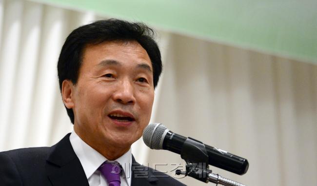 최근 국민의당과 통합은 선언한 손학규 국민주권개혁회의 의장은 “박근혜 정권의 국정농단에 책임이 있는 수구세력은 정권욕심을 버려야 한다. 민주당의 패권주의 집단이 정권을 잡는 것도 정권교체가 아니다”라며 “개혁공동정부 수립에 찬동하는 모든 개혁세력은 함께 해달라”고 촉구했다. [사진=헤럴드경제DB]