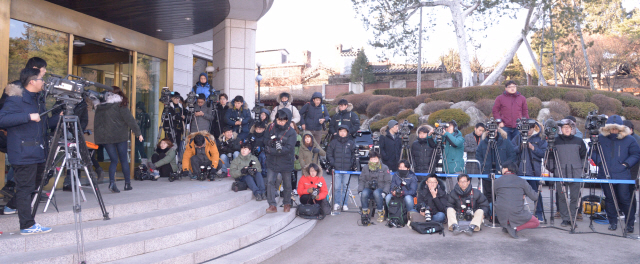 14일 헌재 탄핵법정에 안봉근 전 청와대국정홍보비서관이 불출석을 통보함에 따라 대기하고 있던 기자들이 추위에 허탈해 하고 있다.<br />정희조 기자/chehco@heraldcorp.com  170214