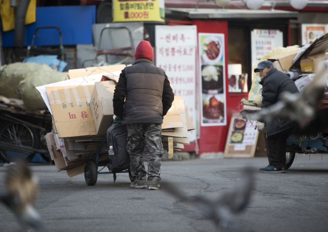 <YONHAP PHOTO-3508> '빈곤의 덫에 빠진 고령층' (서울=연합뉴스) 윤동진 기자 = 일을 하거나 재산을 통해 얻은 소득을 기준으로 본 65세 이상 노인 빈곤율이 최근 5년 새 최고치를 찍었다. 17일 통계청, 한국은행, 금융감독원의 '가계금융 복지조사' 결과를 보면 가장 최근 결과인 2015년 65세 이상 노인 빈곤율은 61.7%로 전년보다 1.5%포인트 상승했다. 사진은 이날 오후 서울 종로구 탑골공원 인근. 2017.1.17 2017.1.17 mon@yna.co.kr/2017-01-17 16:15:55/ <저작권자 ⓒ 1980-2017 ㈜연합뉴스. 무단 전재 재배포 금지.>
<YONHAP PHOTO-3508> '빈곤의 덫에 빠진 고령층' (서울=연합뉴스) 윤동진 기자 = 일을 하거나 재산을 통해 얻은 소득을 기준으로 본 65세 이상 노인 빈곤율이 최근 5년 새 최고치를 찍었다. 17일 통계청, 한국은행, 금융감독원의 '가계금융 복지조사' 결과를 보면 가장 최근 결과인 2015년 65세 이상 노인 빈곤율은 61.7%로 전년보다 1.5%포인트 상승했다. 사진은 이날 오후 서울 종로구 탑골공원 인근. 2017.1.17 2017.1.17 mon@yna.co.kr/2017-01-17 16:15:55/ <저작권자 ⓒ 1980-2017 ㈜연합뉴스. 무단 전재 재배포 금지.>