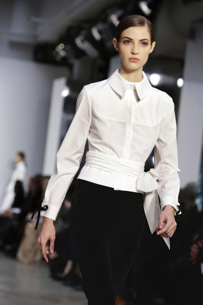 Fashion collection from Oscar de la Renta is modeled during Fashion Week in New York, on Monday.  (AP-Yonhap)