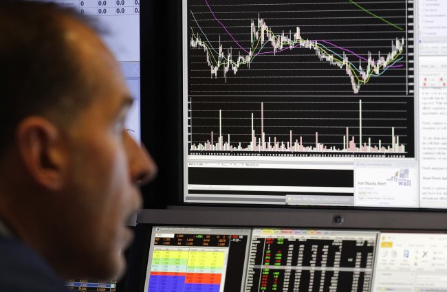 <YONHAP PHOTO-4967> FILE - In this Tuesday, Dec. 20, 2016, file photo, stock trader Mark Puetzer follows stock information on electronic screens at the New York Stock Exchange. Investors have long depended on bond funds to help them sleep at night. They??™re supposed to be the safety blanket, holding steady when stock markets are volatile. They??™ve performed that role admirably for decades, but even the biggest bond proponents acknowledge that the blanket is getting more threadbare. (AP Photo/Mark Lennihan, File)/2017-02-02 23:05:45/ <저작권자 ⓒ 1980-2017 ㈜연합뉴스. 무단 전재 재배포 금지.>
<YONHAP PHOTO-4967> FILE - In this Tuesday, Dec. 20, 2016, file photo, stock trader Mark Puetzer follows stock information on electronic screens at the New York Stock Exchange. Investors have long depended on bond funds to help them sleep at night. They??™re supposed to be the safety blanket, holding steady when stock markets are volatile. They??™ve performed that role admirably for decades, but even the biggest bond proponents acknowledge that the blanket is getting more threadbare. (AP Photo/Mark Lennihan, File)/2017-02-02 23:05:45/ <저작권자 ⓒ 1980-2017 ㈜연합뉴스. 무단 전재 재배포 금지.>