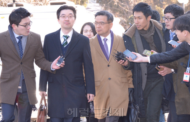 14일 헌재 탄핵법정에 안봉근 전 청와대 국정홍보비서관이 불출석을 통보함에 따라 대기하고 있던 기자들이 대통령 측 이중환 대표변호사에게 입장을 묻자 아무 말없이 바로 입정했다. [사진=정희조 기자/chehco@heraldcorp.com]
