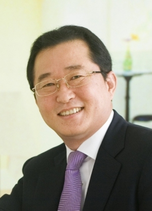 하이트진로음료는 신임 대표이사에 조운호 씨를 선임했다고 15일 밝혔다.
조운호(55) 신임 대표이사는 제일은행에 이어 웅진그룹 기조실, 웅진식품 대표이사와 부회장에 이어 세라젬그룹 부회장, 얼쑤 대표이사 사장 등을 거쳤다.
장연주 기자/yeonjoo7@