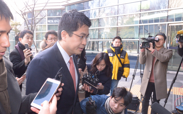 특검이 한광옥 대통령 비서실장과 박흥렬 경호실장을 상대로 낸 청와대 압수수색 불승인 처분에 관한 집행정지 사건의 심문기일인 15일 서울행정법원에 홍정석 특검 부대변인과 일행이 법정으로 향하고 있다.<br />정희조 기자/checho@heraldcorop.com  170215
