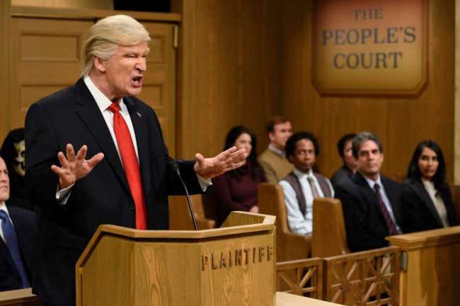 This image released by NBC shows host Alec Baldwin as President Donald Trump during the “Trump People’s Court” segment of “Saturday Night Live” in New York, Saturday. (AP-Yonhap)