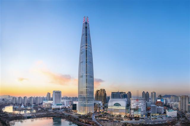 제2롯데월드 에비뉴엘 건물엔 ‘7층’이 없다. 123층의 롯데월드타워와 에비뉴엘 건물에 위치한 면세점이 만나기 위함이다.