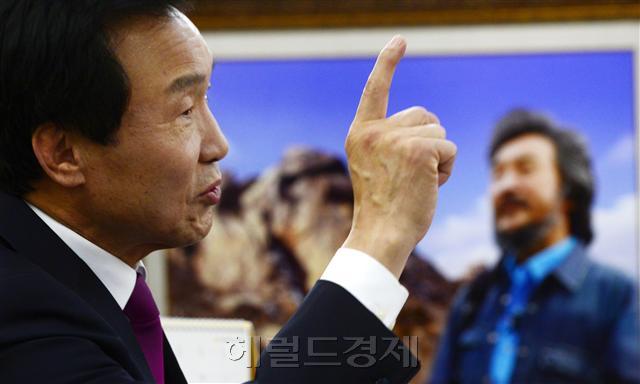 손학규 국민주권개혁회의 의장이 14일 서울 마포구 대선캠프 사무실에서 본지와 인터뷰하고 있다. 손 의장은 “탄핵 인용 후에 국민들은 누가 안정적이고, 경쟁력이 있는지를 세심하게 들여다보게 될 것”이라며 17일 입당할 국민의당 내 경선은 물론 본선에서도 승리할 수 있다는 자신감을 보였다. 박해묵 기자/mook@heraldcorp.com