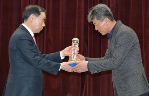 농협안심축산사업부 윤효진 사장(왼쪽)이 (주)태우그린푸드 조규근대표이사에게 ‘K-안심한우’ 수출 100만불 달성 기념탑을 전달하고 있다.  [사진제공=농협]
