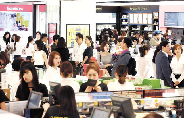 중국인들이 면세점에서 화장품 제품 등을 쇼핑하고 있다.