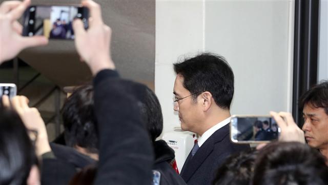 박근혜 대통령과 최순실 씨 측에 뇌물을 제공한 혐의를 받는 이재용 삼성전자 부회장이 16일 오전 영장실질심사를 받기 위해 서울 서초동 서울중앙지법에 출석하고 있다.  [연합뉴스]