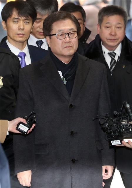 <YONHAP PHOTO-2572> 법원 들어서는 박상진 삼성전자 사장 (서울=연합뉴스) 최재구 기자 = 박상진 삼성전자 대외협력담당 사장이 16일 오전 영장실질심사를 받기 위해 서울 서초동 서울중앙지법에 출석하고 있다. 2017.2.16 jjaeck9@yna.co.kr/2017-02-16 10:28:59/ <저작권자 ⓒ 1980-2017 ㈜연합뉴스. 무단 전재 재배포 금지.>
