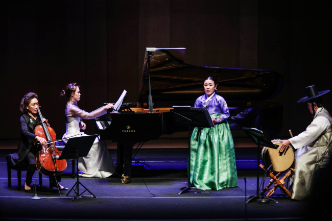 From left: Cellist Chung Myung-wha, pianist Son Yeol-eum, pansori singer Ahn Sook-sun and percussionist Jun Kye-youl perform “Three Saranga” at Alpensia Concert Hall in Pyeongchang, Gangwon Province, Wednesday. (PyeongChang Winter Music Festival)