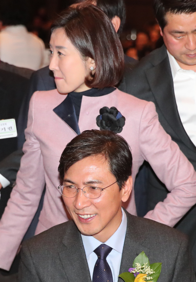 나경원 의원이 지난 15일 서울 여의도 63컨벤션센터 그랜드볼룸에서 열린 재경 충청향우회 신년교례회에 참석했다. 이 자리에는 대권행보에 나선 안희정 충남지사도 있었다. [사진제공=연합뉴스]