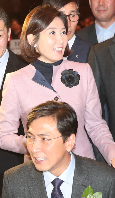 나경원 의원이 지난 15일 서울 여의도 63컨벤션센터 그랜드볼룸에서 열린 재경 충청향우회 신년교례회에 참석했다. 이 자리에는 대권행보에 나선 안희정 충남지사도 있었다. [사진제공=연합뉴스]