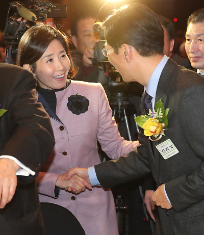 나경원 의원이 지난 15일 서울 여의도 63컨벤션센터 그랜드볼룸에서 열린 재경 충청향우회 신년교례회에 참석했다. 이 자리에는 대권행보에 나선 안희정 충남지사도 있었다. [사진제공=연합뉴스]