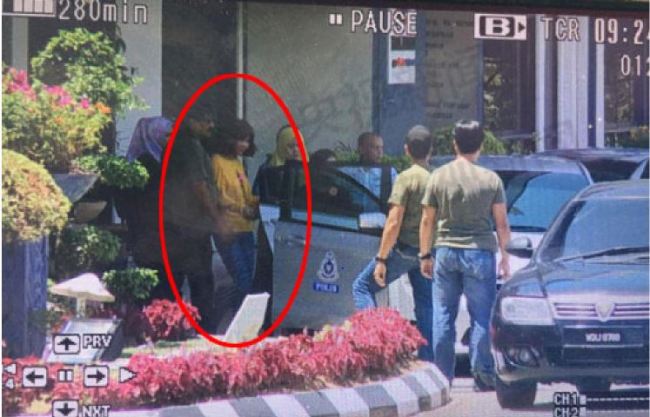 A second female suspect in the poisoning of Kim Jong-nam, the half brother of North Korean leader Kim Jong-un, is transferred from Kuala Lumpur Police Station in Malaysia on Thursday. (Yonhap)