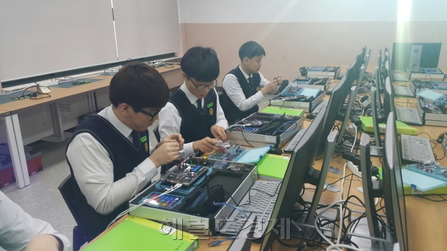지난 8일 서울 용산공고 도제반 학생들이 스마트폰, 사물인터넷 기술 등의 기본인 핵심 기판을 설계가는 ‘시스템온칩(SoC) 프로그램’ 개발 실습을 하고 있다.
신동윤 기자/realbighead@heraldcorp.com