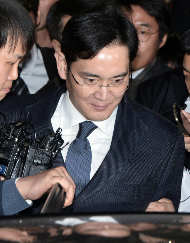 <YONHAP PHOTO-1263> 위기의 삼성, 이재용 부회장 구속 (서울=연합뉴스) 박근혜 대통령과 '비선 실세' 최순실씨에게 거액의 뇌물을 건넨 혐의로 이재용 삼성전자 부회장에게 두 번째로 청구된 구속영장이 17일 발부됐다. 사진은 16일 영장실질심사를 마치고 구치소로 향하는 이재용 부회장. 2017.2.17 [연합뉴스 자료사진] jjaeck9@yna.co.kr/2017-02-17 06:48:26/ <저작권자 ⓒ 1980-2017 ㈜연합뉴스. 무단 전재 재배포 금지.>
<YONHAP PHOTO-1263> 위기의 삼성, 이재용 부회장 구속 (서울=연합뉴스) 박근혜 대통령과 '비선 실세' 최순실씨에게 거액의 뇌물을 건넨 혐의로 이재용 삼성전자 부회장에게 두 번째로 청구된 구속영장이 17일 발부됐다. 사진은 16일 영장실질심사를 마치고 구치소로 향하는 이재용 부회장. 2017.2.17 [연합뉴스 자료사진] jjaeck9@yna.co.kr/2017-02-17 06:48:26/ <저작권자 ⓒ 1980-2017 ㈜연합뉴스. 무단 전재 재배포 금지.>