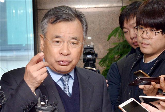 박영수 특별검사가 강남 사무실에서 수사 방향에 대해 설명하고 있다.