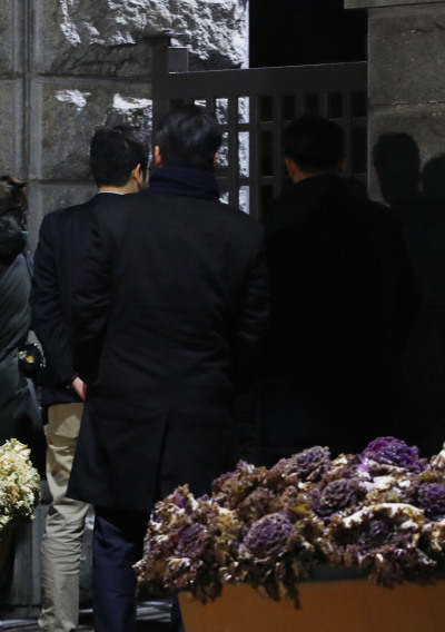 박근혜 대통령과 ‘비선 실세’ 최순실씨에게 거액의 뇌물을 건넨 혐의로 이재용 삼성전자 부회장에게 두 번째로 청구된 구속영장이 17일 발부됐다. 사진은 이 부회장이 16일 오후 영장실질심사를 마친 뒤 경기 의왕 서울구치소로 들어가는 모습. [사진제공=연합뉴스]
