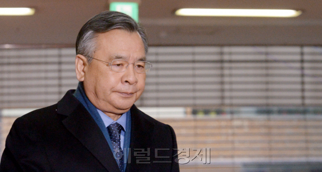 박영수 특별검사가 17일 대치동 사무실로 출근하고 있다. 이날 이재용 삼성전자부회장의 구속으로 특검수사의 전환점을 마련한 셈이지만, 취재진의 질문에 답변을 고사하고 엘리베이터에 올랐다.  정희조 기자/checho@heraldcorp.com