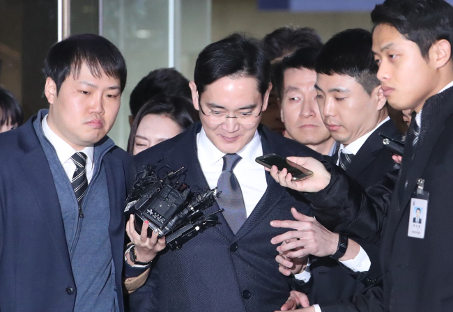 <YONHAP PHOTO-1264> 위기의 삼성, 이재용 부회장 구속 (서울=연합뉴스) 박근혜 대통령과 '비선 실세' 최순실씨에게 거액의 뇌물을 건넨 혐의로 이재용 삼성전자 부회장에게 두 번째로 청구된 구속영장이 17일 발부됐다. 사진은 16일 영장실질심사를 마치고 구치소로 향하는 이재용 부회장. 2017.2.17 [연합뉴스 자료사진] jjaeck9@yna.co.kr/2017-02-17 06:48:34/ <저작권자 ⓒ 1980-2017 ㈜연합뉴스. 무단 전재 재배포 금지.>
<YONHAP PHOTO-1264> 위기의 삼성, 이재용 부회장 구속 (서울=연합뉴스) 박근혜 대통령과 '비선 실세' 최순실씨에게 거액의 뇌물을 건넨 혐의로 이재용 삼성전자 부회장에게 두 번째로 청구된 구속영장이 17일 발부됐다. 사진은 16일 영장실질심사를 마치고 구치소로 향하는 이재용 부회장. 2017.2.17 [연합뉴스 자료사진] jjaeck9@yna.co.kr/2017-02-17 06:48:34/ <저작권자 ⓒ 1980-2017 ㈜연합뉴스. 무단 전재 재배포 금지.>