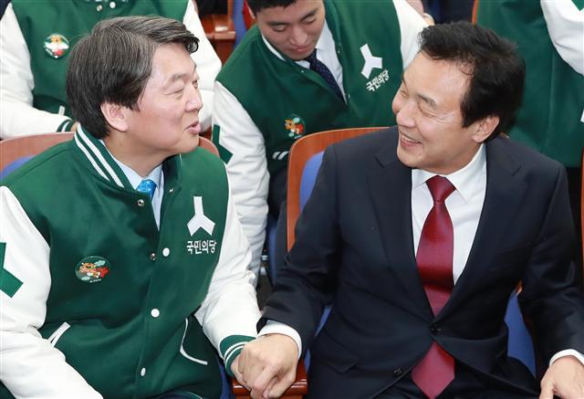 손학규 국민주권개혁회의 의장이 17일 국민의당에 입당했다. ‘손학규-안철수-천정배’등 국민의당 대선 후보 진용이 짜여지면서 당내 본격 대선레이스가 시작됐다.
국민의당의 끊임없는 러브콜에 손 의장이 통합선언으로 화답을 했지만, 답보상태인 당 지지율에는 크게 변화가 없었던 만큼, 지지율 재고는 여전히 과제로 남아 있다.
손 의장은 17일 국회에서 열린 국민의당 최고위원- 국회의원 연석회의에서 “오늘부로 저는 자랑스러운 국민의당 당원이 됐다”며 입당을 선언했다. 그는 “국민의당은 이제 부와 권력을 독점한 극소수 특권세력, 기득권세력으로부터 국민을 지키고 영남패권, 강남패권, 친문(親문재인)패권과 맞서 싸우는 진정한 개혁정당으로 나가야 된다”고 강조했다.
지난해 손 의장의 정계 복귀 선언과 함께 민주당을 탈당했던 이찬열 무소속의원도 이날 국민의당에 입당했다. 이 의원은 “제가 타고온 쪽배를 불살랐다. 돌아갈 곳이 없다”며 “여당 한번 해보고 싶어 손학규 대표 쫓아다니다보니 여기에 왔다. 여기가 종착지다”라고 했다. 민주당을 탈당한 손 의장측 인사인 박우섭 인천구청장도 이날 국민의당에 입당했다. 손 의장의 입당으로 국민의당에서는 안철수 전 대표, 천정배 전 대표 등과 함께 세 명의 후보들이 국민의당 대통령 후보를 놓고 경쟁하게 됐다. 현재 입당이 거론되는 정운찬 전 총리까지 하면 총 4명이 된다. 국민의당은 본격적으로 경선룰 논의에 나서기로 했다.
하지만 당 지지율 재고는 여전히 과제로 남아 있다. 손 의장은 지난 10일 국민의당과 통합을 전격선언했지만, 국민의당에서 기대했던, 민주당 내 추가 탈당도 없었고 당 지지율은 오히려 하락하거나 답보상태에 빠져 있다. 리얼미터의 자료에 따르면 손 의장의 통합 선언 후 나온 지난 9일 주중집계를 보면, 국민의당의 지지율은 11.5%(1주차 주간집계)에서 10.5%로 오히려 하락했다. 이른바 컨벤션 효과가 전혀 없었던 셈이다. 손 의장 역시 지지율은 3%대에 머물고 있다.  박병국 기자/cook@