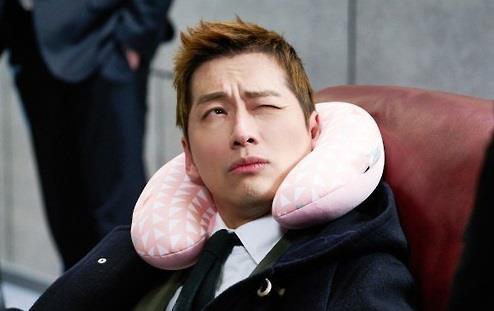 This image provided by Logos Film shows actor Namkoong Min playing Kim Sung-ryong, an accountant at the fictional TQ Group, in the KBS2 TV series "Good Manager." (Yonhap)
