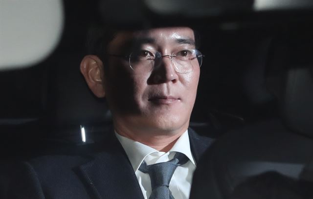 Lee Jae-yong, the vice chairman of Samsung Electronics, is seen in his car heading to the Seoul Detention Center in Uiwang, Gyeonggi Province, Thursday night. (Yonhap)