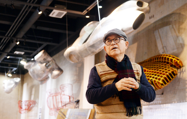 South Korea’s first auto designer Park Jong-suh speaks at FOMA, Goyang, Gyeonggi Province, where he displayed bodies of classic cars from Ferraris to the Hyundai Pony, recreated in metal and wooden frames, Monday. (Park Hyun-koo/The Korea Herald)
　