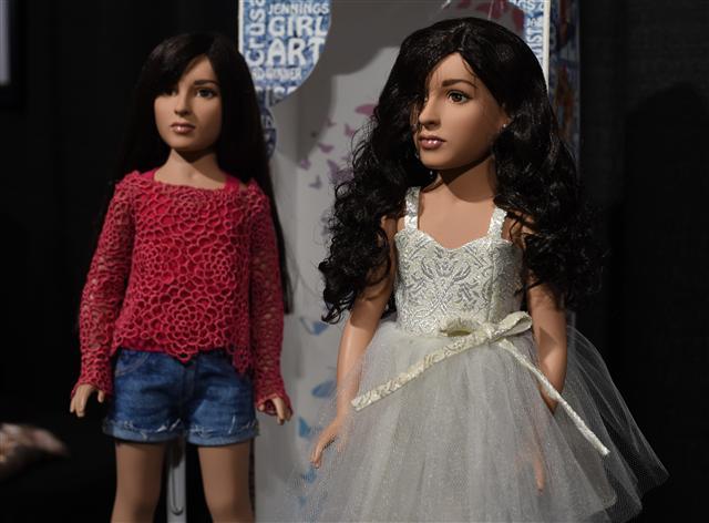 <YONHAP PHOTO-0329> Tonner Doll, based in Kingston, New York, shows off what it believes is the first transgender doll on the market called the Jazz Jennings doll during the American International Toy Fair in New York on February 19, 2017. The doll is based on Jazz Jennings, the teenage transgender subject of the TLC documentary series "I am Jazz." / AFP PHOTO / TIMOTHY A. CLARY/2017-02-20 05:27:41/ <저작권자 ⓒ 1980-2017 ㈜연합뉴스. 무단 전재 재배포 금지.>