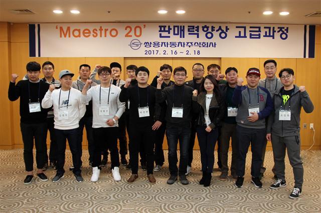 현대자동차그룹을 포함해 르노삼성자동차, 쌍용자동차 등이 안팎의 소통을 확대하고 있다. 현대차그룹 디지털 미디어 채널 ‘HMG TV’의 ‘뉴스쇼’ 진행 장면과 르노삼성차의 ‘루키 테크 엑스포’에 참가한 신입사원의 프리젠테이션 장면, 그리고 쌍용차 ‘영업 마에스트로 20’행사 참가자의 기념 촬영 모습. [사진제공=현대차ㆍ르노삼성차ㆍ쌍용차 각사]