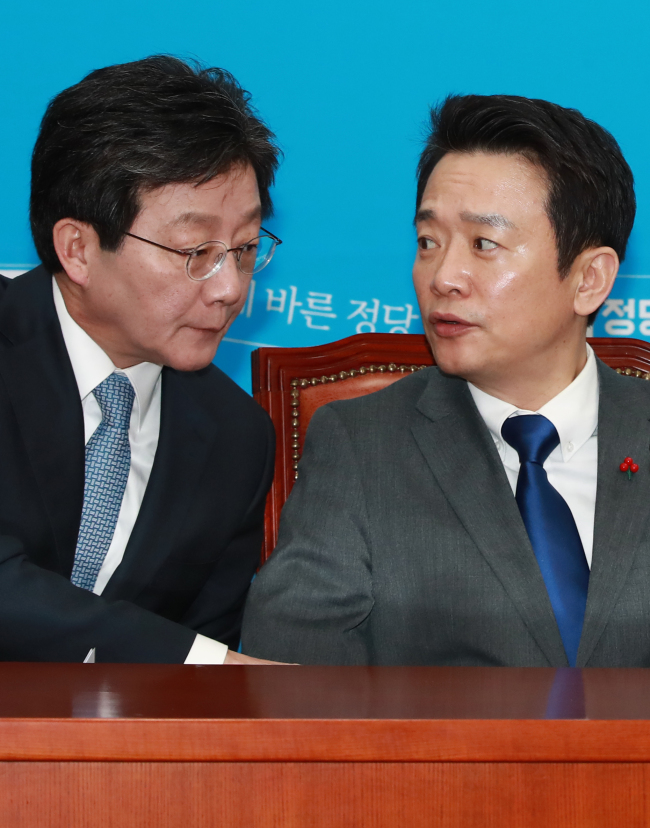 <YONHAP PHOTO-1030> '먼저 갈게요' (서울=연합뉴스) 홍해인 기자 = 바른정당 유승민 의원(왼쪽)이 20일 오전 국회 당대표실에서 열린 최고위원-중진의원 연석회의에 참석해 발언 뒤 자리를 먼저 떠나며 남경필 경기지사와 대화하고 있다. 2017.2.20 hihong@yna.co.kr/2017-02-20 09:36:54/ <저작권자 ⓒ 1980-2017 ㈜연합뉴스. 무단 전재 재배포 금지.>
<YONHAP PHOTO-1030> '먼저 갈게요' (서울=연합뉴스) 홍해인 기자 = 바른정당 유승민 의원(왼쪽)이 20일 오전 국회 당대표실에서 열린 최고위원-중진의원 연석회의에 참석해 발언 뒤 자리를 먼저 떠나며 남경필 경기지사와 대화하고 있다. 2017.2.20 hihong@yna.co.kr/2017-02-20 09:36:54/ <저작권자 ⓒ 1980-2017 ㈜연합뉴스. 무단 전재 재배포 금지.>