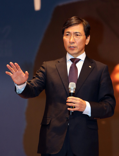 지난 19일 부산대에서 연설하고 있는 안희정 충남지사[사진제공=연합뉴스]