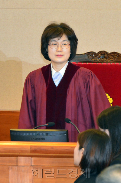 이정미 헌법재판소장 권한대행이 20일 오전 헌재 대심판정에 들어서고 있다. [사진=헤럴드경제DB]