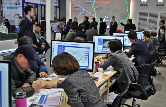 입주를 앞둔 수요자는 건설사를 원망하고, 건설사는 뒷짐 진 정부에 불만을 내비쳤다. 1회차 납부일이 도래한 단지의 10%가 은행을 구하지 못한 가운데 중도금 대출 금리까지 치솟은 탓이다. 사진은 경기도의 한 견본주택 모습.  [헤럴드경제DB]