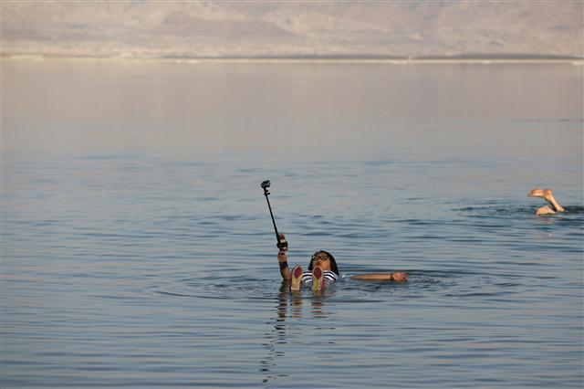 <YONHAP PHOTO-0378> A woman takes a selfie as she floats in the Dead Sea in Ein Bokeq, Israel February 20, 2017. REUTERS/ Ammar Awad/2017-02-21 03:57:09/ <저작권자 ⓒ 1980-2017 ㈜연합뉴스. 무단 전재 재배포 금지.>