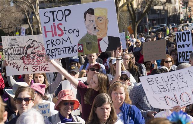 <YONHAP PHOTO-1080> Demonstrators rally in Dupont Circle prior to marching to the White House during a "Not My President Day" protest against US President Donald Trump on Presidents Day in Washington, DC, February 20, 2017. / AFP PHOTO / SAUL LOEB/2017-02-21 07:09:04/ <저작권자 ⓒ 1980-2017 ㈜연합뉴스. 무단 전재 재배포 금지.>