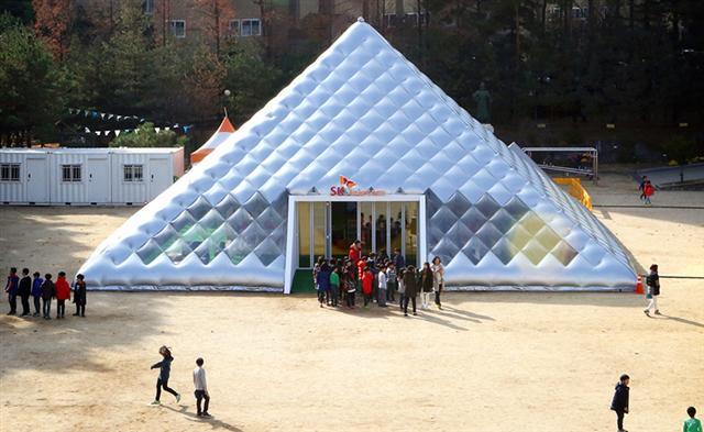 지난해 11월 충북 청주 소재 각리초등학교 운동장에 세워진 ‘티움 모바일’ 전경