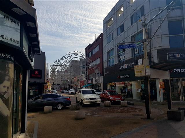 많은 차들이 주차돼 있지만 인적은 드물고 한적한 목포시내 사후면세점 거리.