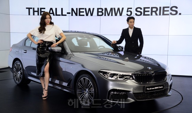 21일 오전 서울 강남구 테헤란도 파르나스빌딩에서 BMW 코리아 7세대 ‘5시리즈’를 국내 시장에 정식 출시행사를 가지고 있다. 뉴5시리즈는 이전 세대보다 차체가 더 커지고 더 가벼워졌으며 모든 라인업에 반자율주행기술과 M스포츠 패키지를 기본장착했다. [사진=박해묵 기자/mook@heraldcorp.com]